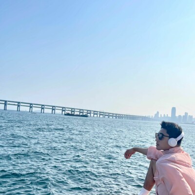 Profile picture of L